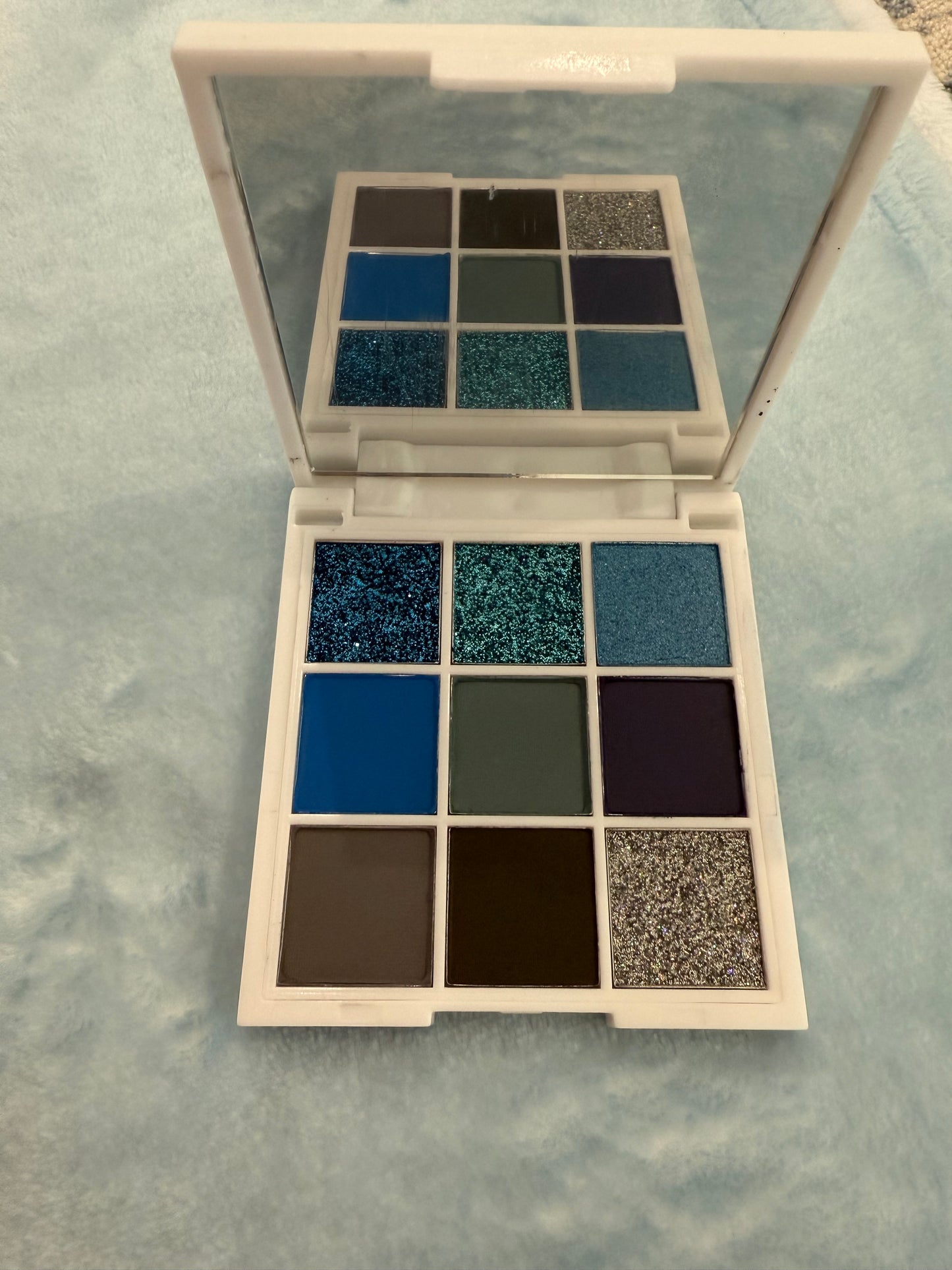 KOBESOJU: Winter Fetch Eyeshadow Palette ❄️🐾