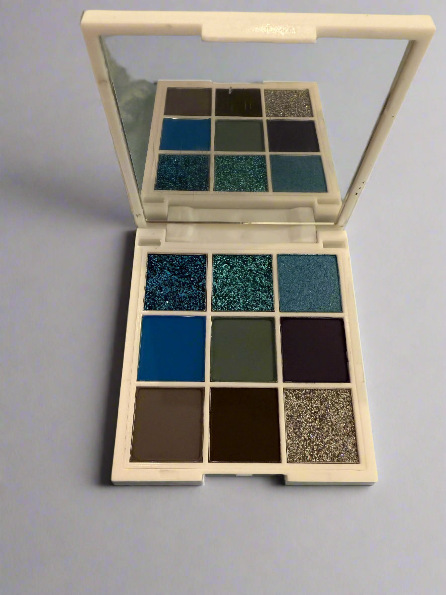 KOBESOJU: Winter Fetch Eyeshadow Palette ❄️🐾
